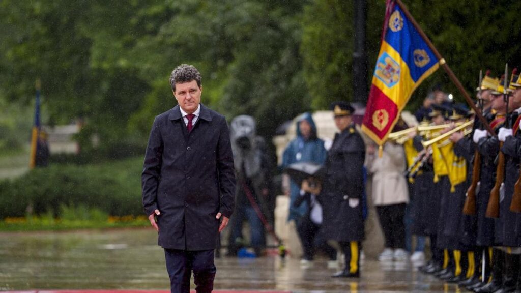 Romania president sworn in, easing political crisis